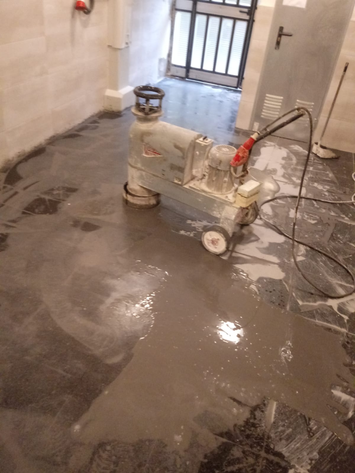 Máquina abrillantadora trabajando sobre el suelo