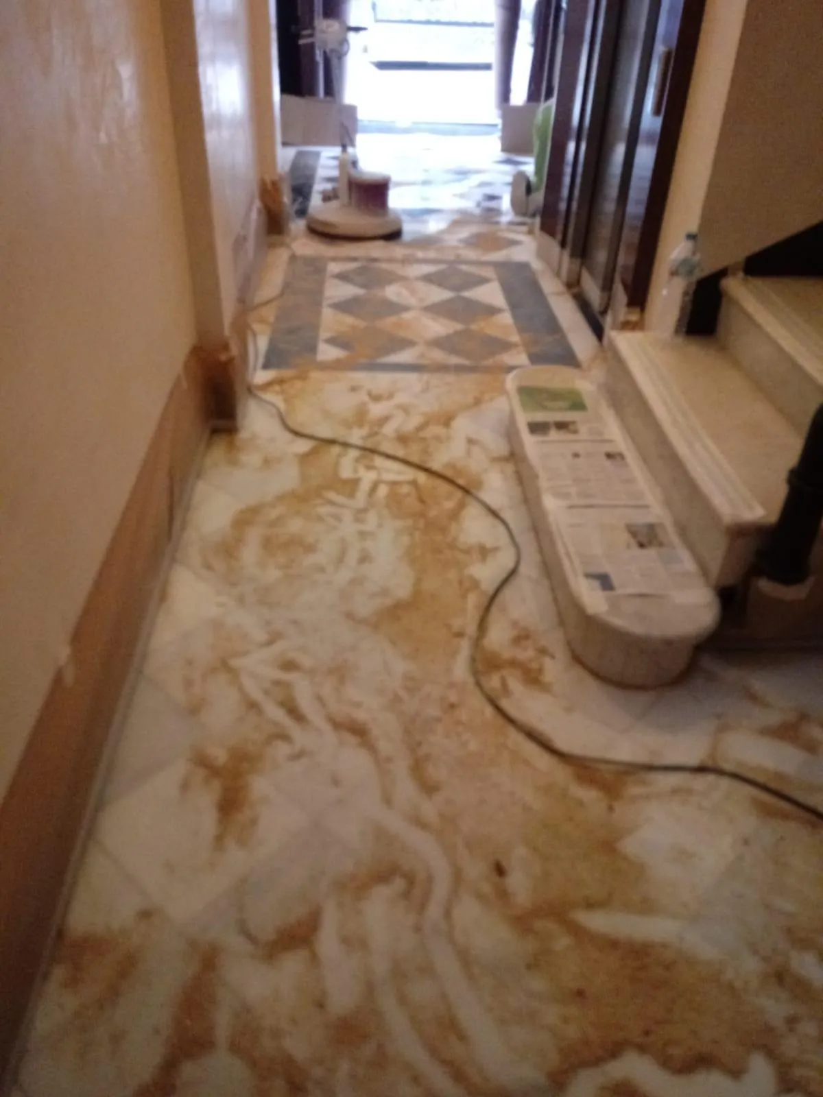 Detall de l'ús de maquinària pesada per polir terres