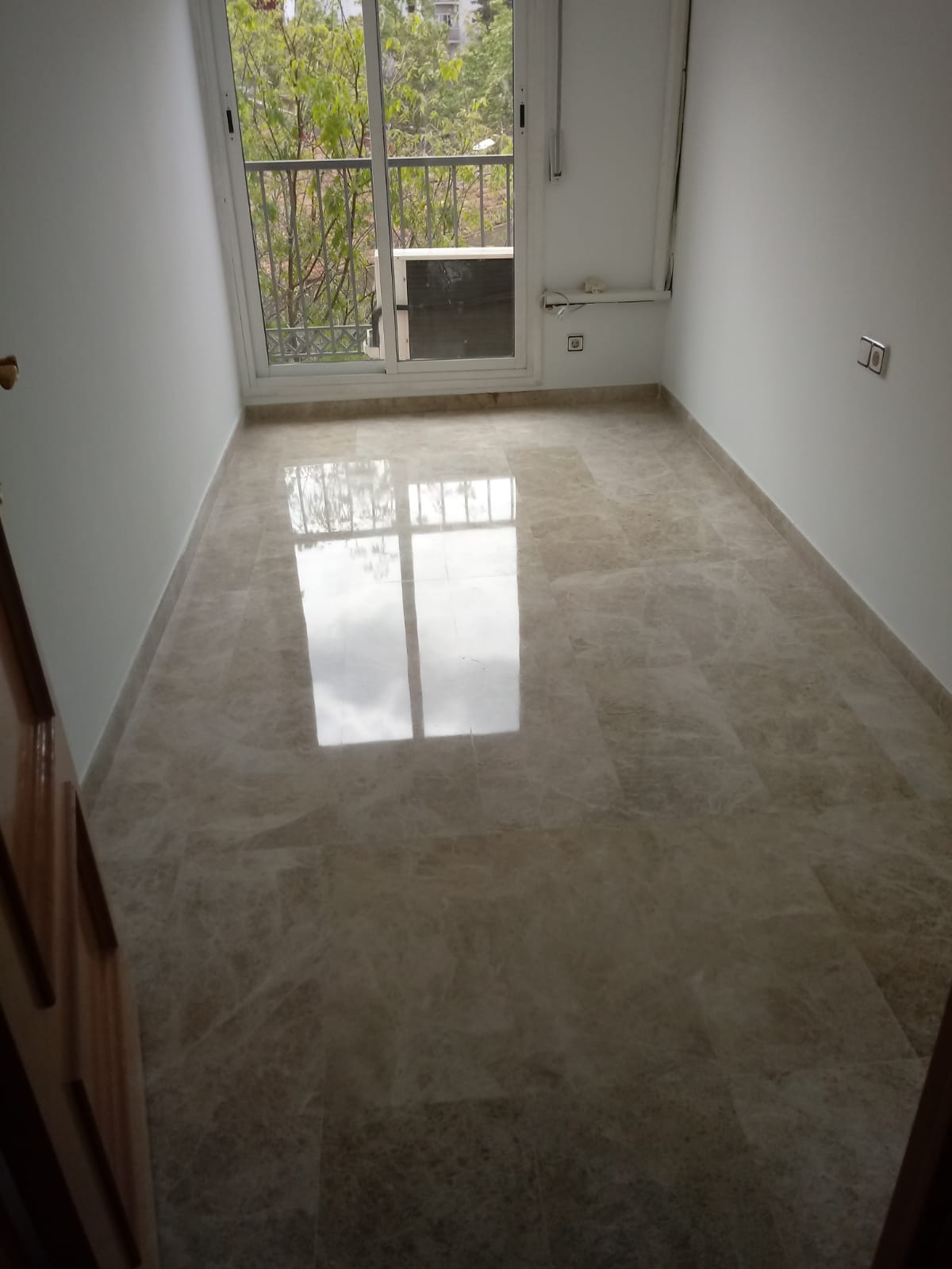 Efecto cristal en suelo tras tratamiento profesional