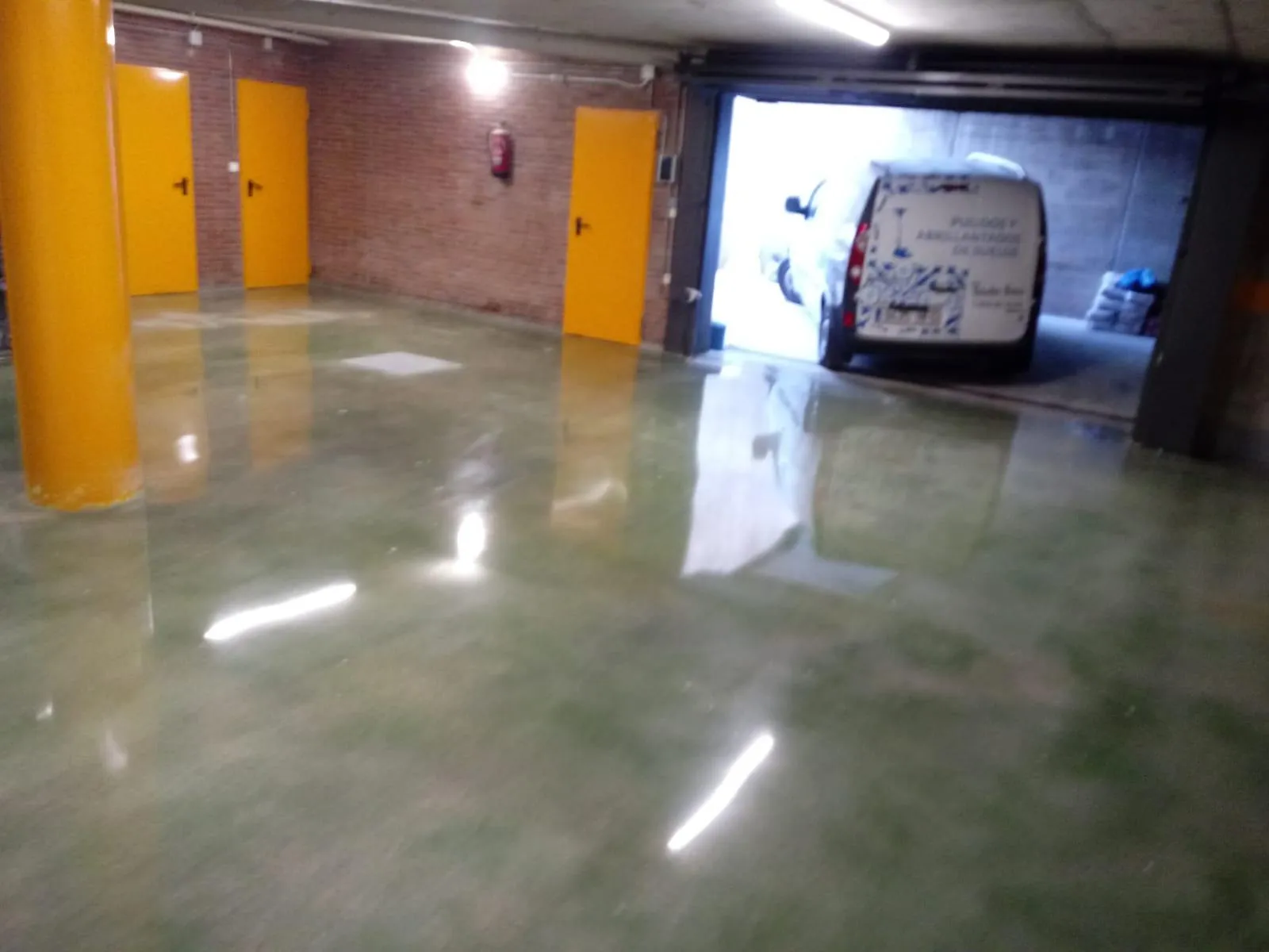 Formigó polit i tractat per a interiors o naus