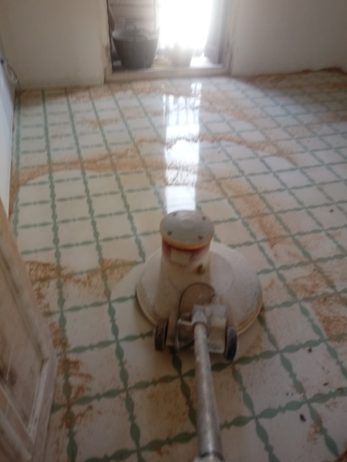 Suelo hidráulico antiguo antes de ser restaurado